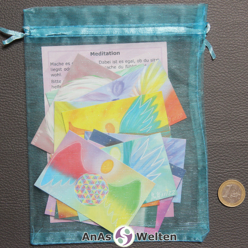 Die 15 Engelkarten und die Meditationskarte in einem blauen Organzabeutel.