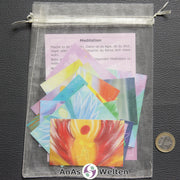 Die 15 Engelkarten und die Meditationskarte in einem cremefarbenen Organzabeutel.