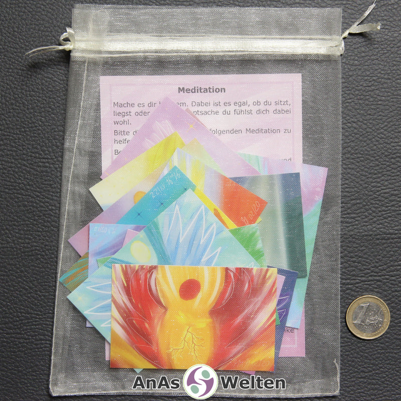 Die 15 Engelkarten und die Meditationskarte in einem cremefarbenen Organzabeutel.