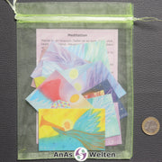 Die 15 Engelkarten und die Meditationskarte in einem grünen Organzabeutel.