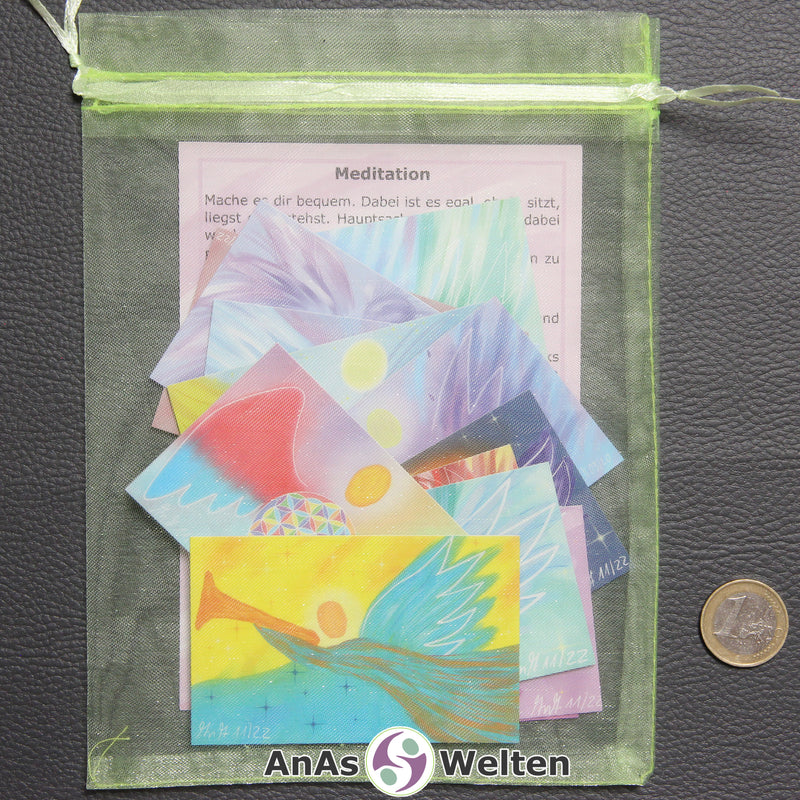 Die 15 Engelkarten und die Meditationskarte in einem grünen Organzabeutel.