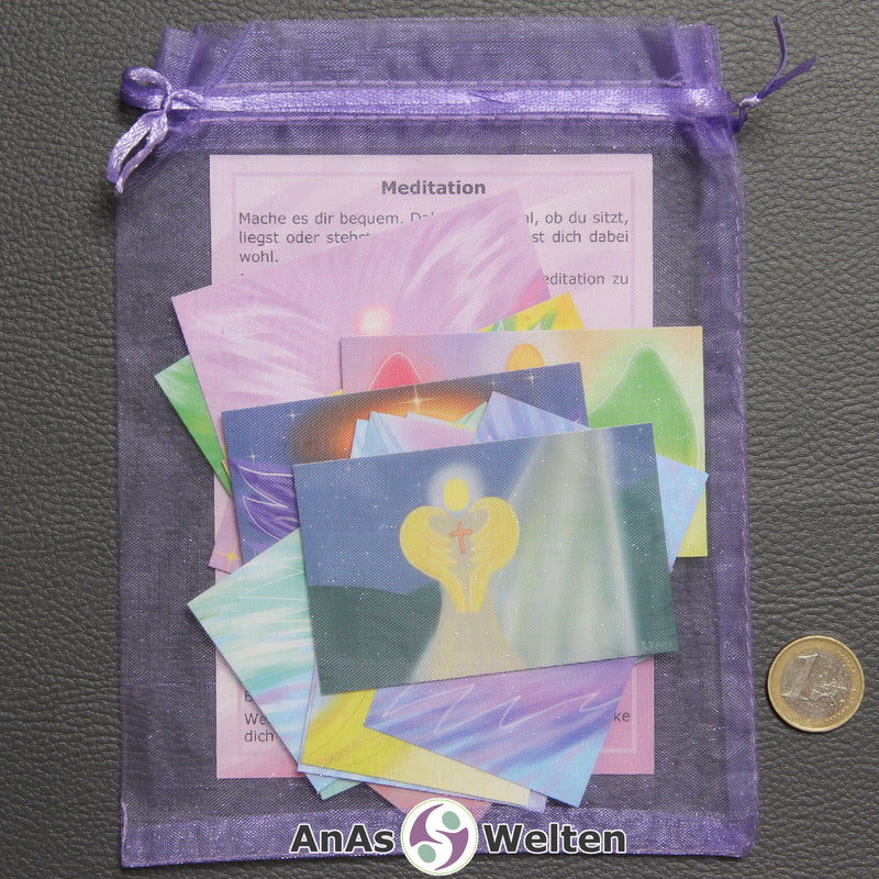 Die 15 Engelkarten und die Meditationskarte in einem lila Organzabeutel.