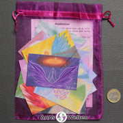 Die 15 Engelkarten und die Meditationskarte in einem pinken Organzabeutel.