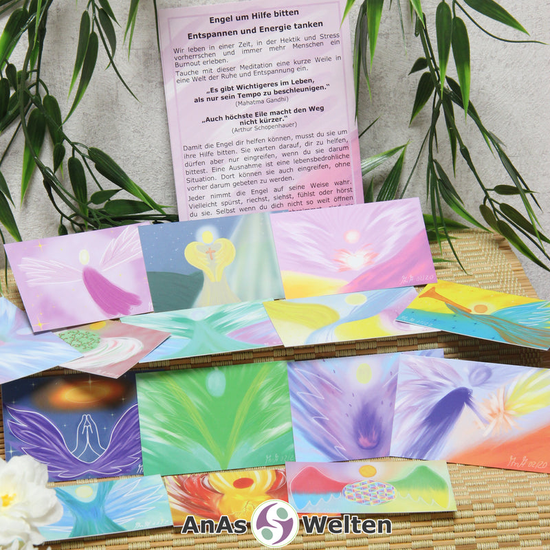 Das Bild zeigt das Erzengel Karten Set von AnAs Welten. Im Vordergrund liegen die 15 verschiedenen bunten Erzengel Karten in Visitenkartengröße, die die 15 Erzengel in abstrakten Bildern zeigen, und im Hintergrund die „Engel um Hilfe bitten“-Meditationskarte in DIN-A6-Größe.