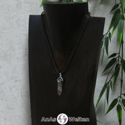 Ein Fluorit Stift-Anhänger groß mit Metallöse, der mit einem schwarzen Baumwollband um eine dunkle Büste gehängt wurde