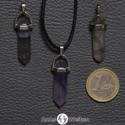 Drei Doppelspitze Stift-Anhänger aus Fluorit nebeneinander. Einer befindet sich an einem schwarzen Baumwollband.