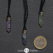 Drei Fluorit Stift-Anhänger klein. Der Stein hat eine grün-lila Farbe. Darüber ist ein Metallelement.