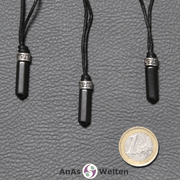 Drei Hämatin Stift-Anhänger klein. Der Stein hat eine dunkelgraue Farbe. Darüber ist ein Metallelement.