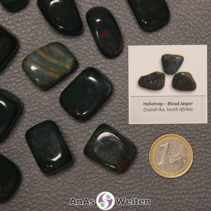 Mehrere Beispiele für den Heliotrop Trommelstein. Daneben liegt der Sticker.