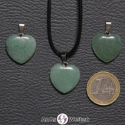 Drei Herzanhänger aus Aventurin nebeneinander. Einer befindet sich an einem schwarzen gewachsten Baumwollband.