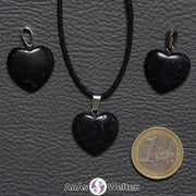 Drei Herzanhänger aus Blaufluss nebeneinander. Einer befindet sich an einem schwarzen gewachsten Baumwollband.