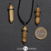 Drei Doppelspitze Stift-Anhänger aus Landschaftsjaspis nebeneinander. Einer befindet sich an einem schwarzen Baumwollband.