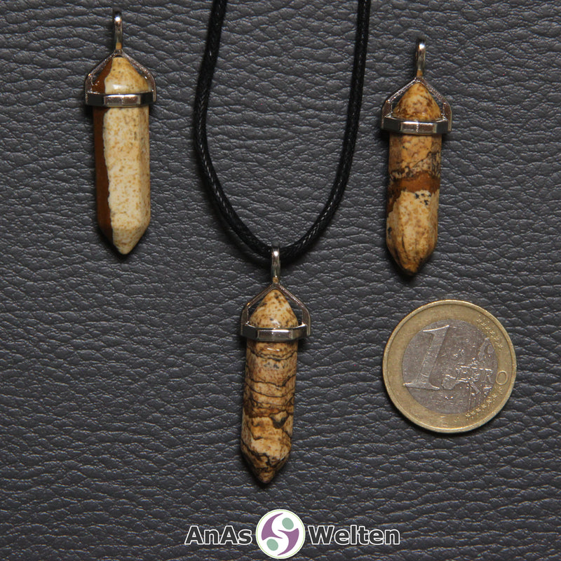 Drei Doppelspitze Stift-Anhänger aus Landschaftsjaspis nebeneinander. Einer befindet sich an einem schwarzen Baumwollband.