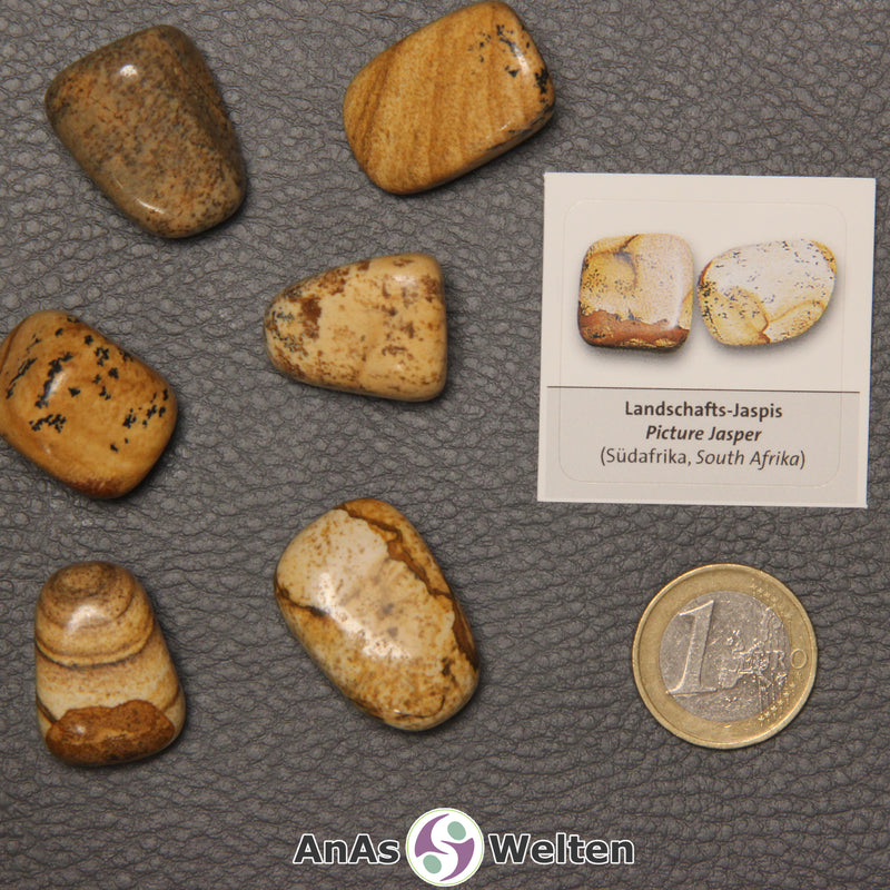 Mehrere Beispiele für den Landschaftsjaspis Trommelstein. Daneben liegt der Sticker.