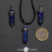 Drei Doppelspitze Stift-Anhänger aus Lapislazuli nebeneinander. Einer befindet sich an einem schwarzen Baumwollband.