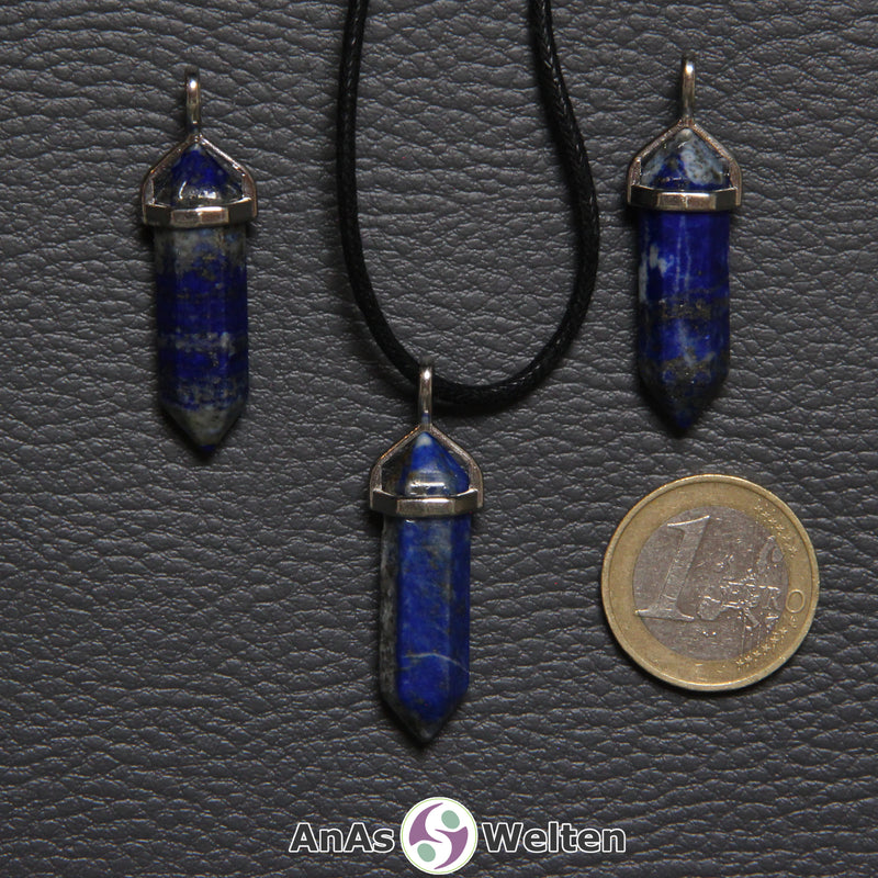 Drei Doppelspitze Stift-Anhänger aus Lapislazuli nebeneinander. Einer befindet sich an einem schwarzen Baumwollband.