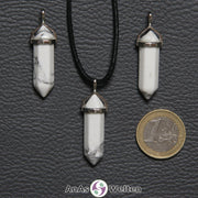 Drei Doppelspitze Stift-Anhänger aus Magnesit nebeneinander. Einer befindet sich an einem schwarzen Baumwollband.