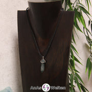 Ein Moosachat Stift-Anhänger groß mit Metallöse, der mit einem schwarzen Baumwollband um eine dunkle Büste gehängt wurde