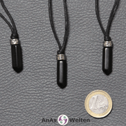 Drei Onyx Stift-Anhänger klein. Der Stein hat eine schwarze Farbe. Darüber ist ein Metallelement.