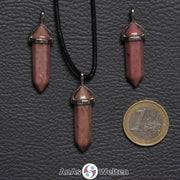 Drei Doppelspitze Stift-Anhänger aus Rhodonit nebeneinander. Einer befindet sich an einem schwarzen Baumwollband.