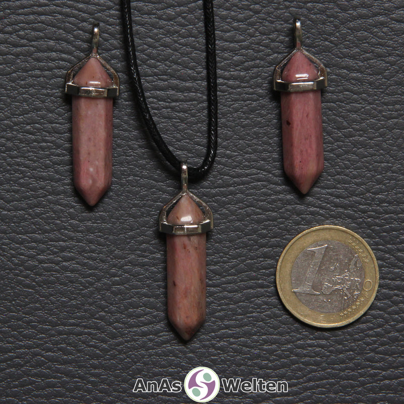 Drei Doppelspitze Stift-Anhänger aus Rhodonit nebeneinander. Einer befindet sich an einem schwarzen Baumwollband.