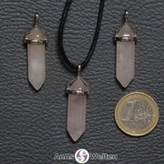 Drei Doppelspitze Stift-Anhänger aus Rosenquarz nebeneinander. Einer befindet sich an einem schwarzen Baumwollband.