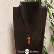 Ein Roter Jaspis Stift-Anhänger groß mit Metallöse, der mit einem schwarzen Baumwollband um eine dunkle Büste gehängt wurde