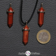 Drei Doppelspitze Stift-Anhänger aus Rotem Jaspis nebeneinander. Einer befindet sich an einem schwarzen Baumwollband.