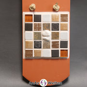 Frontale Ansicht des Sator Quadrat Mosaik aus braunen, grauen und weißen Fliesen mit Magnesit in der Mitte.