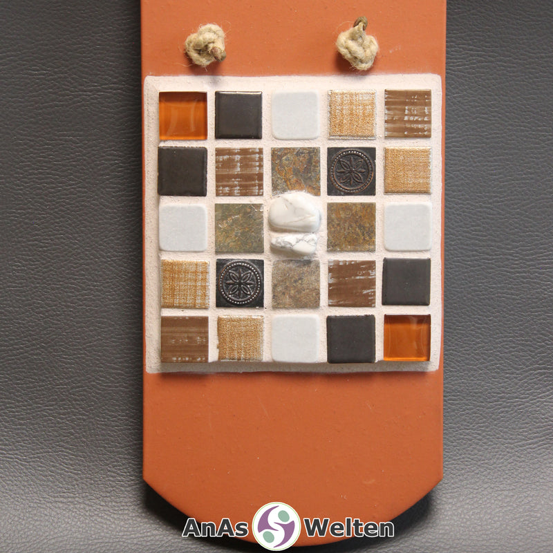 Frontale Ansicht des Sator Quadrat Mosaik aus braunen, grauen und weißen Fliesen mit Magnesit in der Mitte.