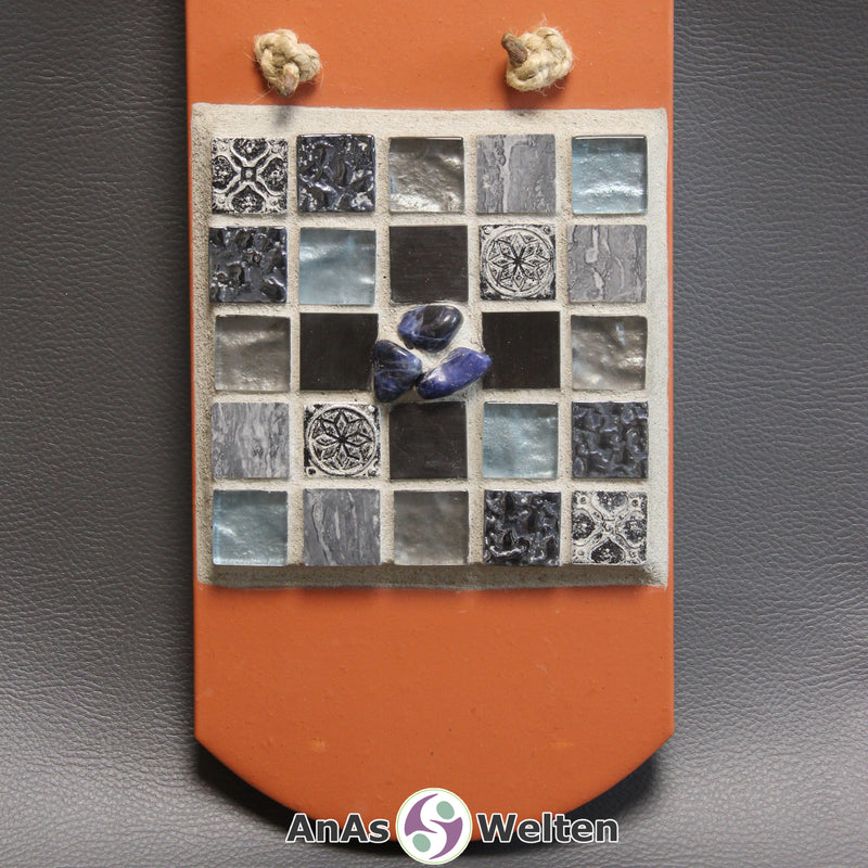 Frontale Ansicht des Sator Quadrat Mosaik aus grauen, graublauen und schwarzen Fliesen mit Sodalithen in der Mitte.