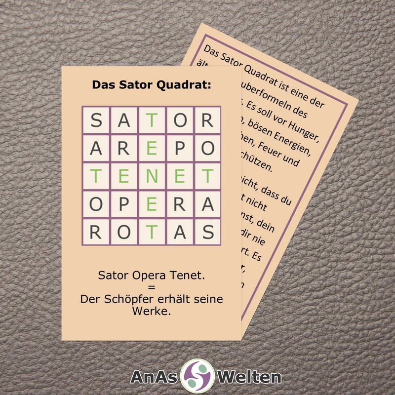 Eine Karte in Visitenkartengröße, auf der das Sator-Quadrat-Abgebildet ist. Auf der Rückseite ist eine Erklärung.