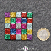 Ein kleines Sator-Quadrat-Mosaik aus lilafarbenen, goldenen, silbernen, roten, grünen und blauen Glasfliesen.