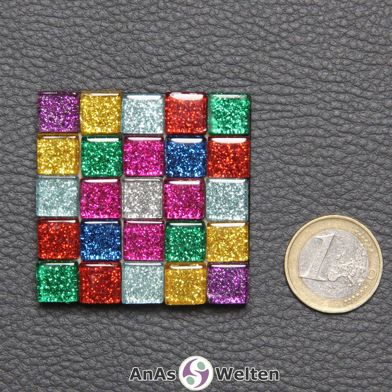 Ein kleines Sator-Quadrat-Mosaik aus lilafarbenen, goldenen, silbernen, roten, grünen und blauen Glasfliesen.