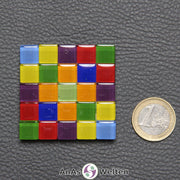 Ein kleines Sator-Quadrat-Mosaik aus blauen, gelben, lilafarbenen, roten und grünen Glasfliesen.