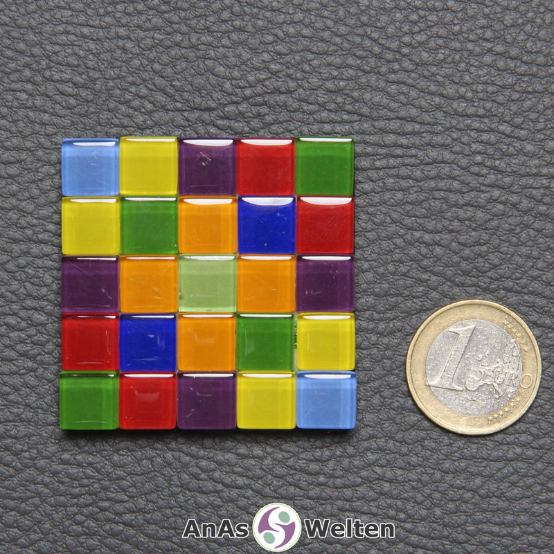 Ein kleines Sator-Quadrat-Mosaik aus blauen, gelben, lilafarbenen, roten und grünen Glasfliesen.