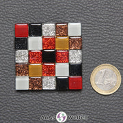 Ein kleines Sator-Quadrat-Mosaik aus roten, schwarzen, silbernen, weißen und braunen Glasfliesen.