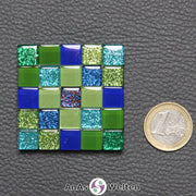 Ein kleines Sator-Quadrat-Mosaik aus grünen, blauen, türkisfarbenen und einer dunkelblau-roten Glasfliese.