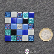 Ein kleines Sator-Quadrat-Mosaik aus weißen, silbernen, blauen und türkisfarbenen Glasfliesen.