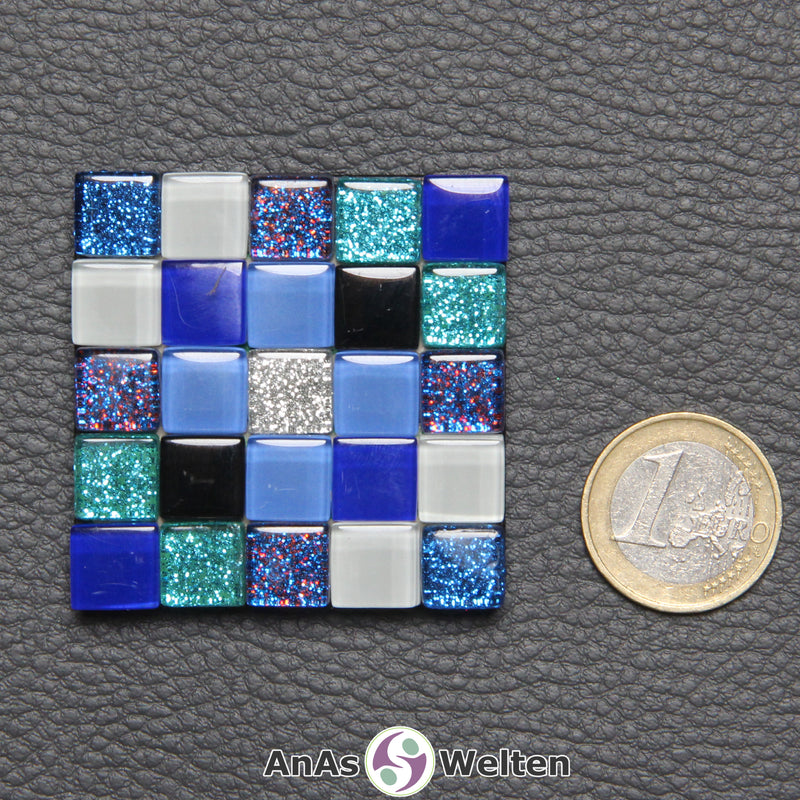 Ein kleines Sator-Quadrat-Mosaik aus weißen, silbernen, blauen und türkisfarbenen Glasfliesen.