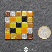 Ein kleines Sator-Quadrat-Mosaik aus goldenen, silbernen, orangenen, gelben und schwarzen Glasfliesen.