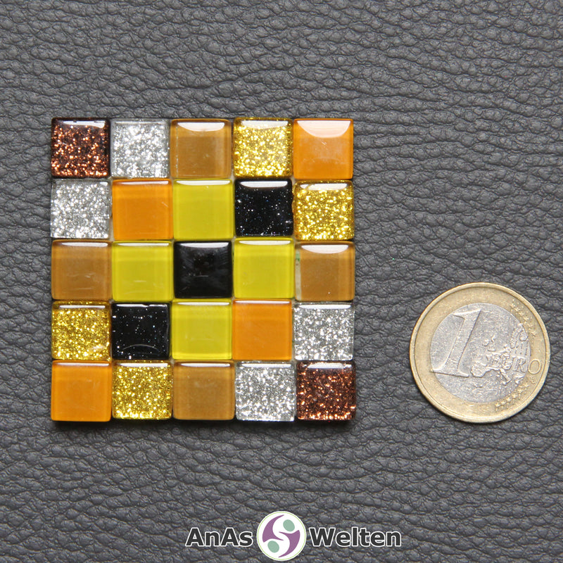 Ein kleines Sator-Quadrat-Mosaik aus goldenen, silbernen, orangenen, gelben und schwarzen Glasfliesen.