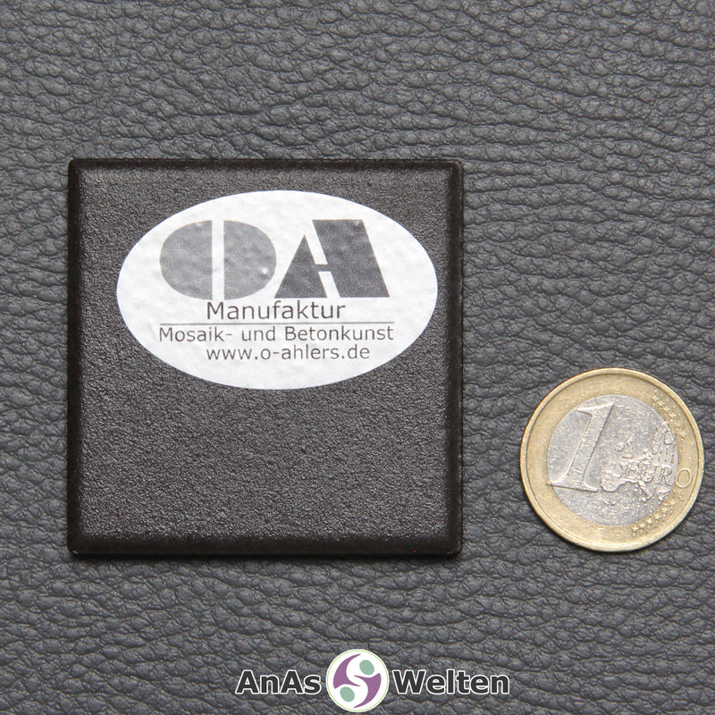 Die Rückseite eines kleinen Sator-Quadrat-Mosaiks, auf der eine silberner Sticker mit der Aufschrift OA Manufaktur ist.