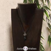 Ein Schneeflocken-Obsidian Stift-Anhänger groß mit Metallöse, der mit einem schwarzen Baumwollband um eine dunkle Büste gehängt wurde