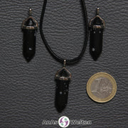 Drei Doppelspitze Stift-Anhänger aus Schneeflocken-Obsidian nebeneinander. Einer befindet sich an einem schwarzen Baumwollband.