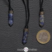 Drei Sodalith Stift-Anhänger klein. Der Stein hat eine weiß-blaue Farbe. Darüber ist ein Metallelement.