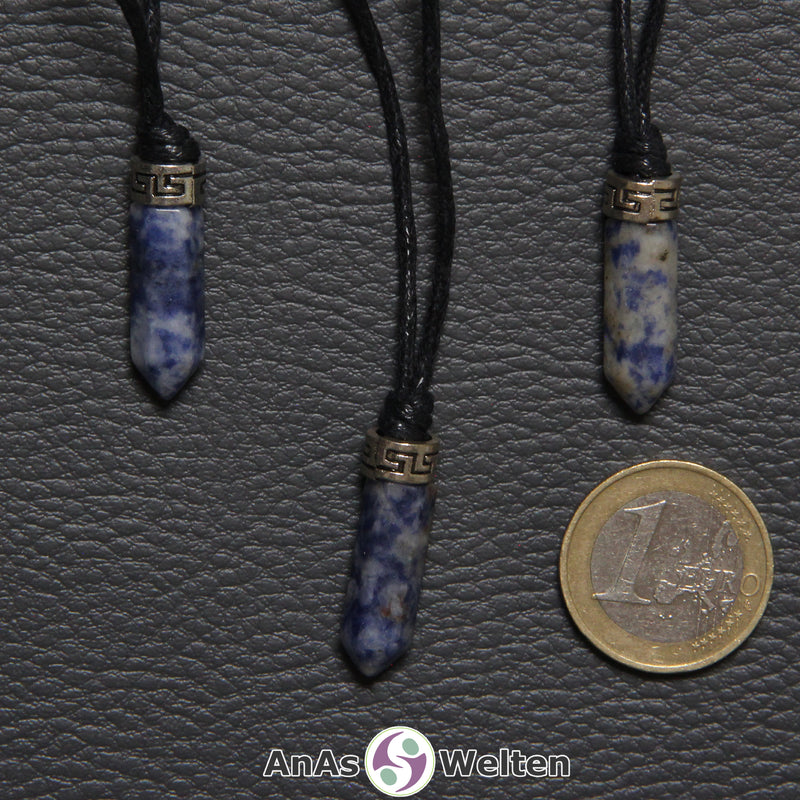 Drei Sodalith Stift-Anhänger klein. Der Stein hat eine weiß-blaue Farbe. Darüber ist ein Metallelement.