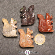Vier verschiedene Speckstein Eichhörnchen klein, anhand derer man einige verschiedene Färbungen von Speckstein sehen kann.