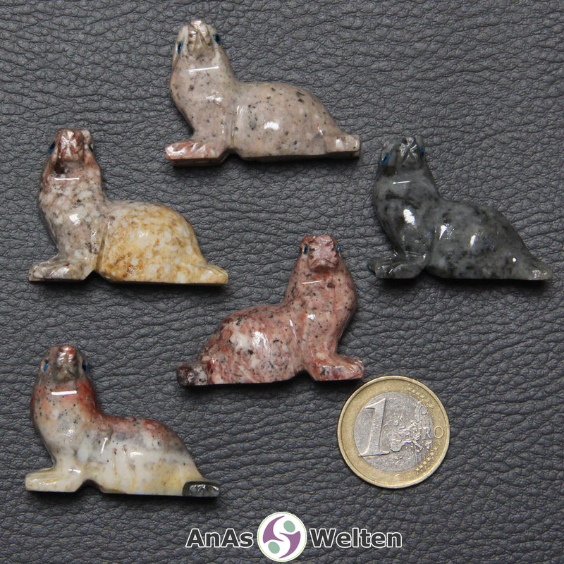 Fünf verschiedene Speckstein Robben klein, anhand derer man einige verschiedene Färbungen von Speckstein sehen kann.