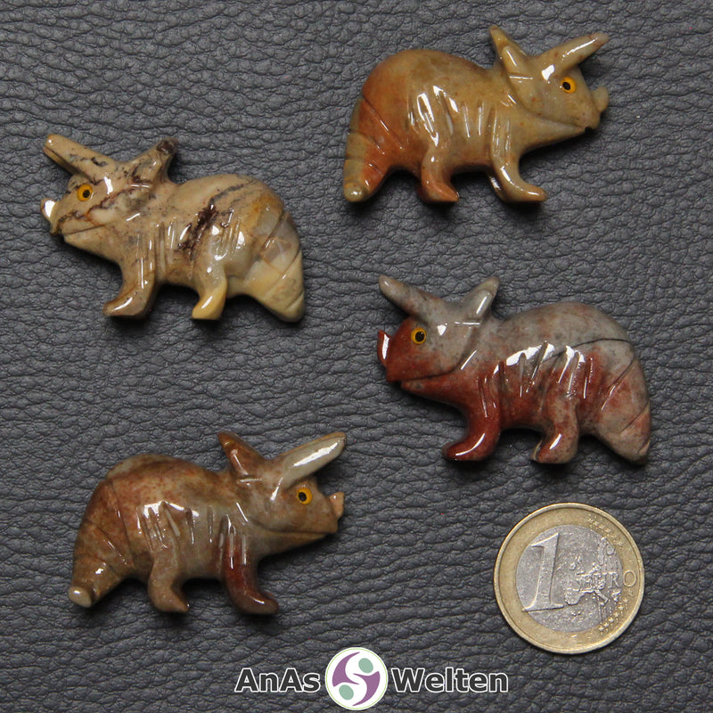 Vier verschiedene Speckstein Triceratops klein, anhand derer man einige verschiedene Färbungen von Speckstein sehen kann.